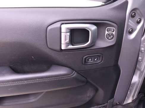 Used 2020 Jeep Gladiator Overland AWD/4WD image 9