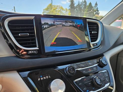 Used 2024 Chrysler Pacifica Touring-L FWD image 30
