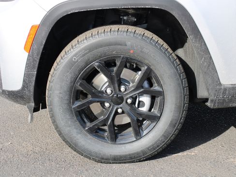 New 2026 Jeep Grand Cherokee Altitude AWD/4WD image 39
