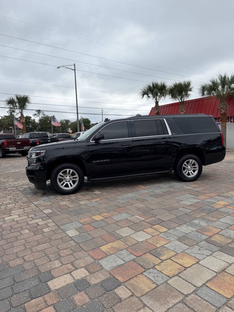 Used 2018 Chevrolet Suburban LT RWD image 11