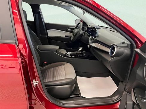 Used 2025 Chevrolet Trax LT image 8