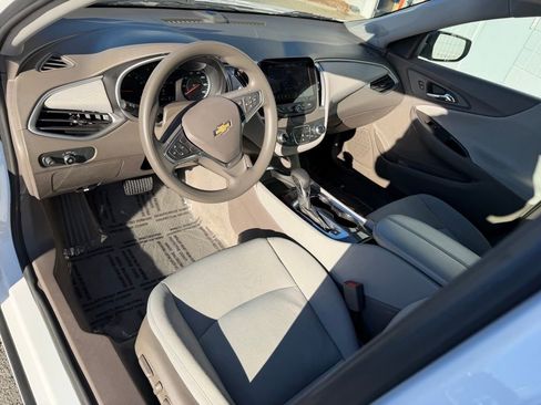 Used 2022 Chevrolet Malibu LT image 2