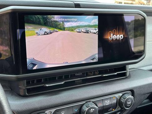 Used 2025 Jeep Gladiator Sport AWD/4WD image 34