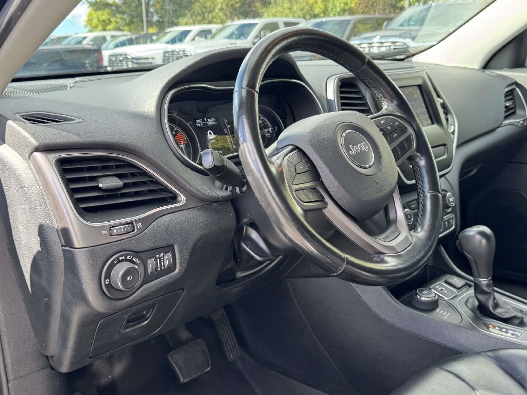 Used 2020 Jeep Cherokee Latitude Plus w/ Cold Weather Group AWD/4WD image 2