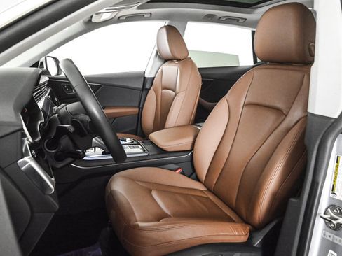 Used 2022 Audi Q8 Premium image 17