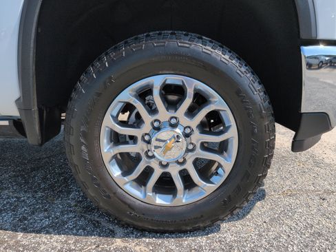 Used 2025 Chevrolet Silverado 2500 LTZ w/ LTZ Premium Package AWD/4WD image 9
