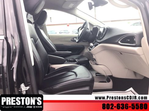 Used 2024 Chrysler Pacifica Touring-L FWD image 31