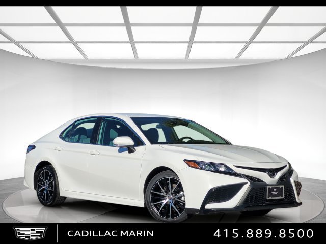 Used 2022 Toyota Camry SE FWD image 1