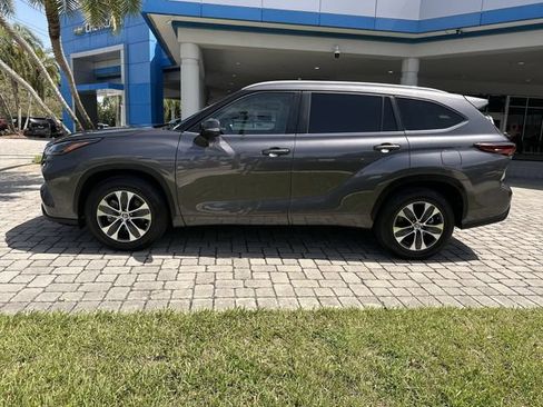 Used 2024 Toyota Highlander XLE FWD image 31