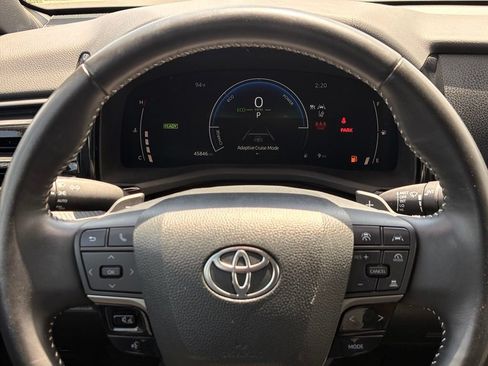Used 2025 Toyota Camry SE FWD image 14