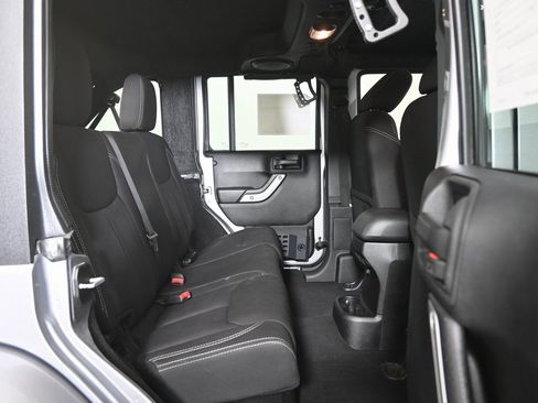 Used 2014 Jeep Wrangler Unlimited Sahara w/ Connectivity Group image 15