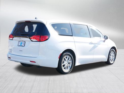 Used 2022 Chrysler Voyager LX image 7