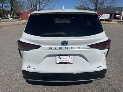 Used 2025 Toyota Sienna Limited image 4