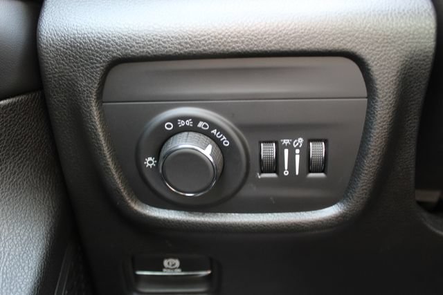 Used 2024 Jeep Grand Cherokee Altitude AWD/4WD image 15