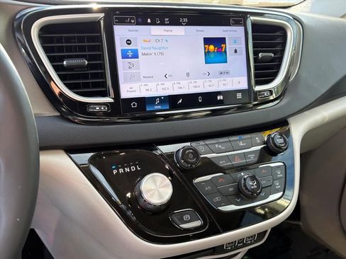 Used 2024 Chrysler Pacifica Touring-L image 9