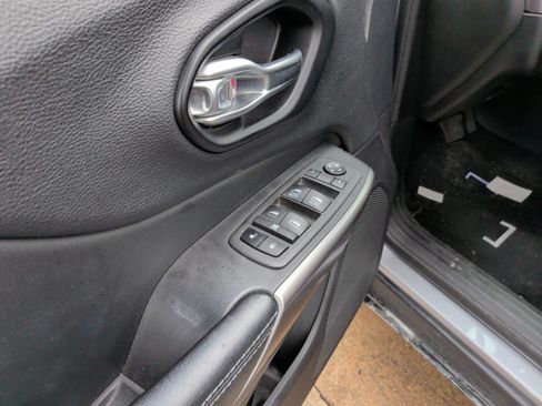 Used 2021 Jeep Cherokee Latitude Plus w/ Sun & Sound Group FWD image 14