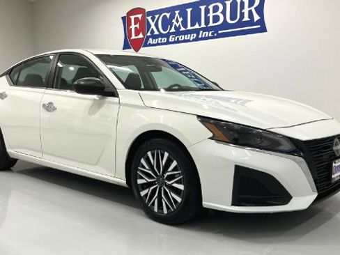 Used 2025 Nissan Altima 2.5 SV FWD image 2