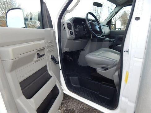 Used 2014 Ford E-350 and Econoline 350 Super Duty image 13