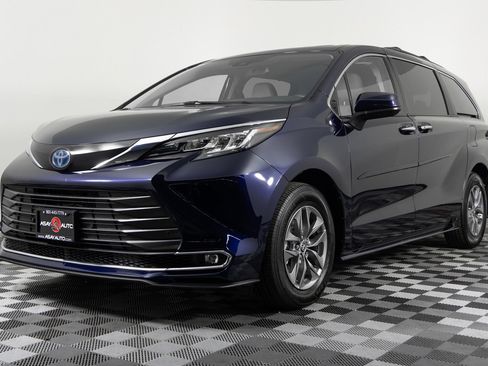 Used 2023 Toyota Sienna XLE image 2
