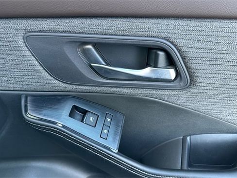 Used 2023 Nissan Rogue SV image 20