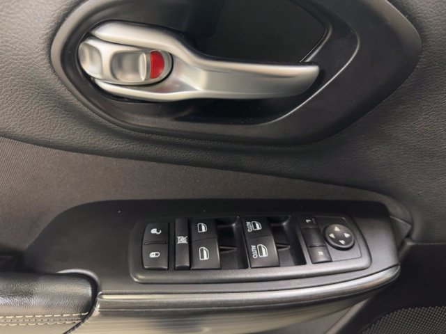 Used 2015 Jeep Cherokee Latitude w/ Cold Weather Group AWD/4WD image 13