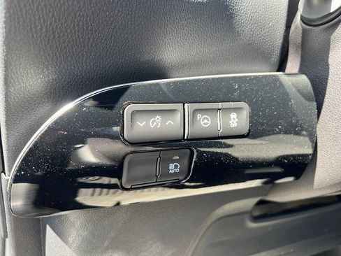 Certified 2022 Toyota Prius LE FWD image 35