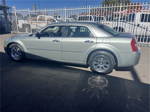 Used 2006 Chrysler 300 C w/ Protection Group II image 4