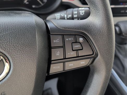 Used 2025 Toyota Sienna LE image 32