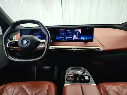 Used 2023 BMW iX xDrive50 w/ Sport Package AWD/4WD image 27