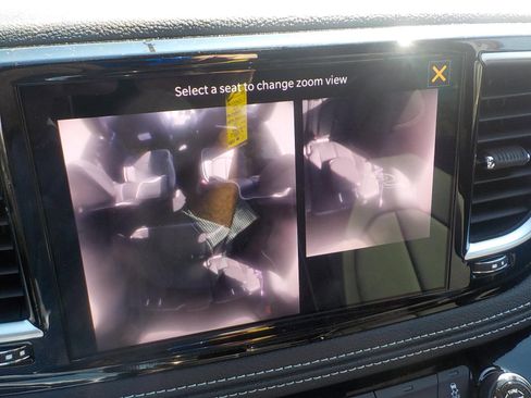 Used 2025 Chrysler Pacifica Premium image 28