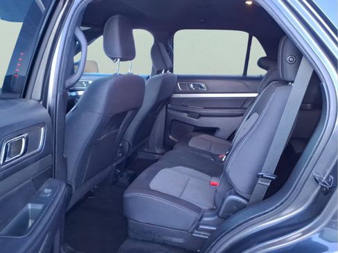 Used 2018 Ford Explorer XLT image 10
