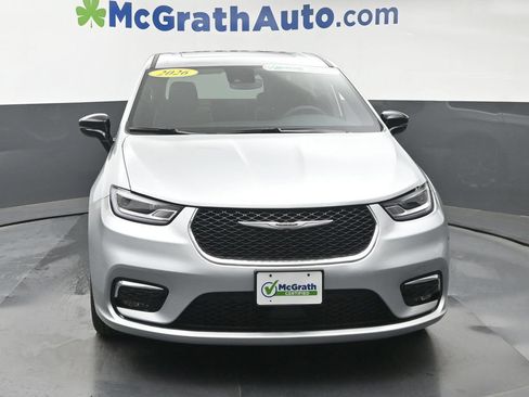 Used 2026 Chrysler Pacifica Limited FWD image 6