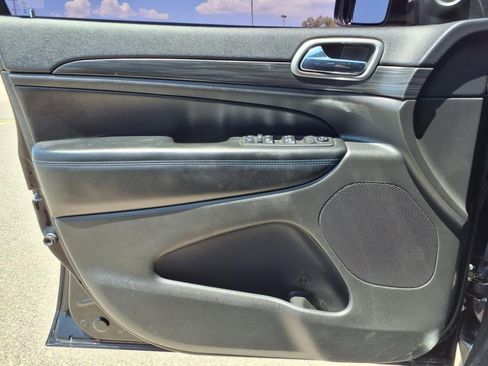 Used 2019 Jeep Grand Cherokee Laredo image 22