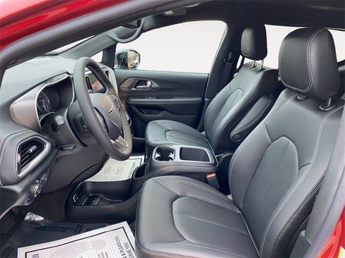 New 2026 Chrysler Pacifica Select image 9