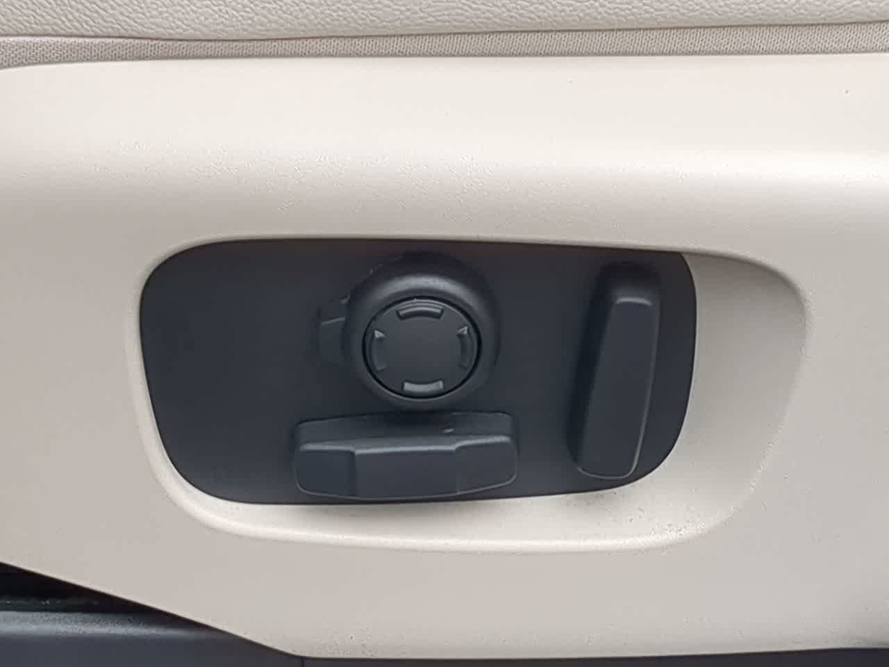 Certified 2025 Land Rover Discovery S AWD/4WD image 16