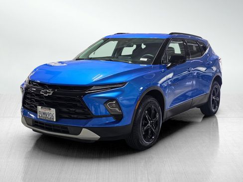 Used 2025 Chevrolet Blazer LT w/ Convenience Package FWD image 3