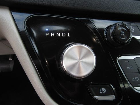 Used 2024 Chrysler Pacifica Touring-L image 21