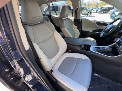 Used 2022 Toyota RAV4 XLE Premium image 20