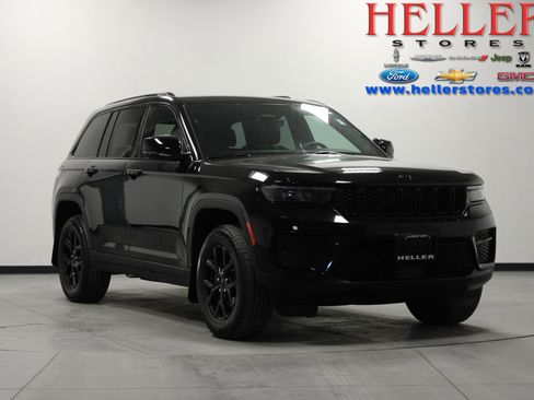 Used 2025 Jeep Grand Cherokee Altitude image 1