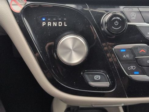 Used 2024 Chrysler Pacifica Touring-L FWD image 18