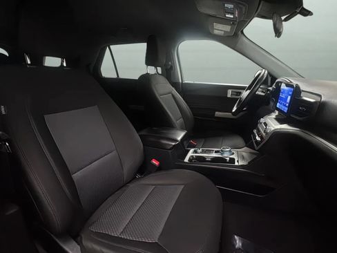 Used 2022 Ford Explorer XLT AWD/4WD image 3