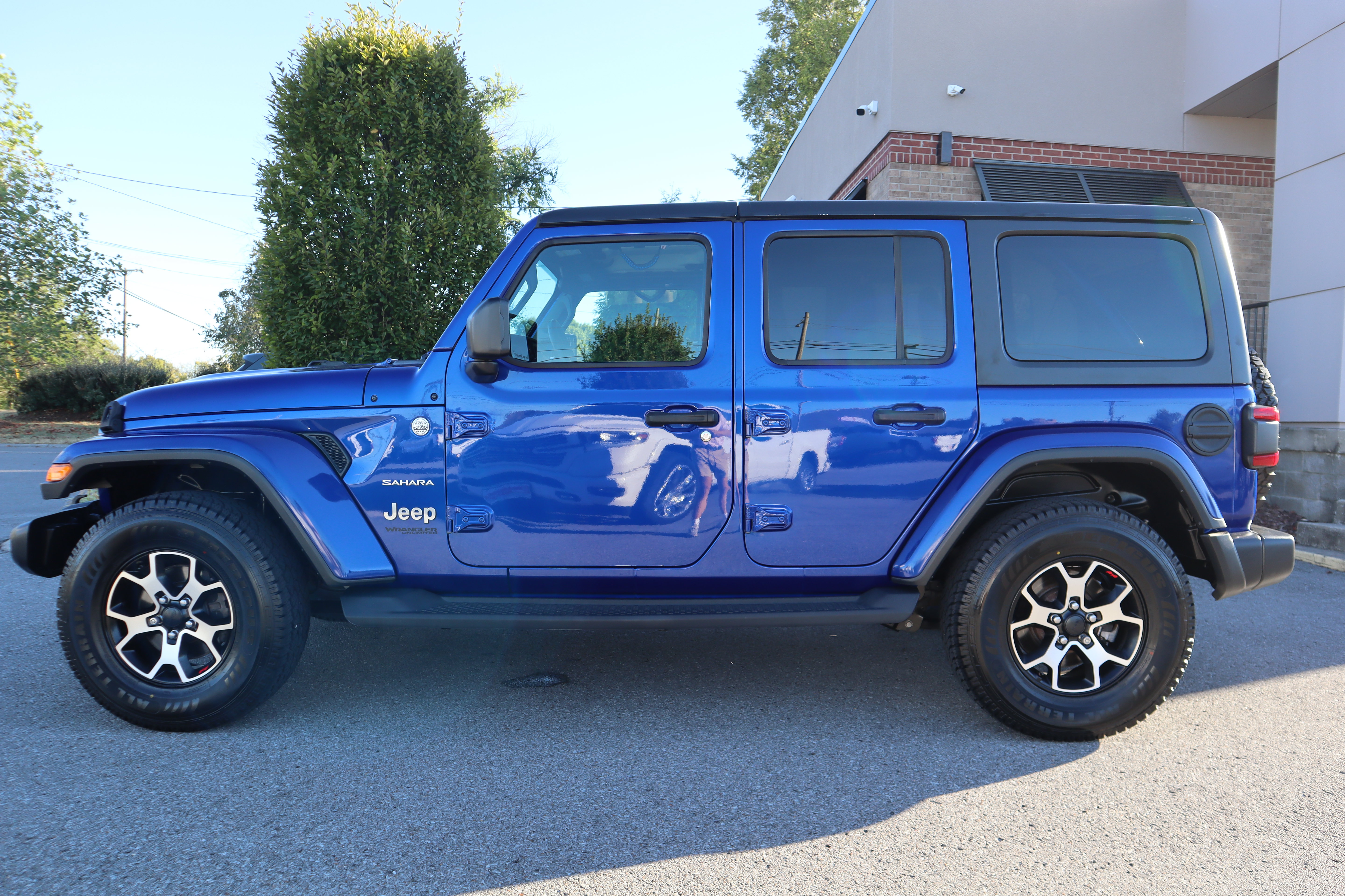 Used 2018 Jeep Wrangler Unlimited Sahara w/ Dual Top Group AWD/4WD image 10