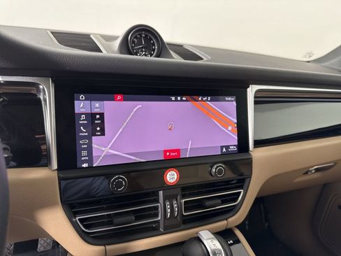 Certified 2024 Porsche Macan AWD/4WD image 27