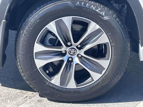 Used 2023 Toyota Highlander XLE AWD/4WD image 12