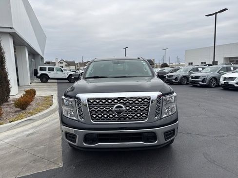 Used 2019 Nissan Titan SV w/ SV Convenience Package image 2