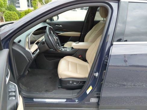 Used 2025 Cadillac XT4 Premium Luxury FWD image 3
