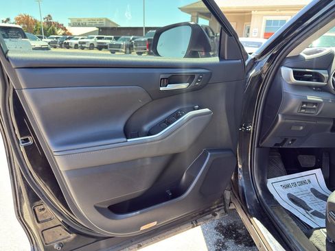 Used 2023 Toyota Highlander Bronze Edition AWD/4WD image 15
