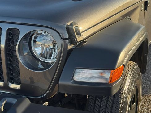 Used 2023 Jeep Gladiator Sport w/ Trailer Tow Package image 9