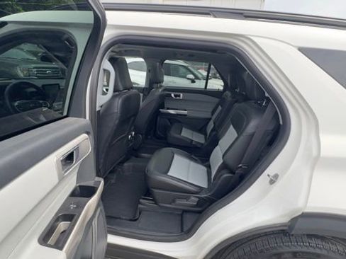 Used 2023 Ford Explorer XLT w/ Equipment Group 202A AWD/4WD image 18