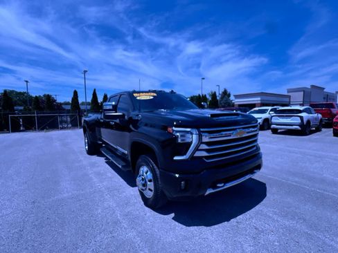 Used 2024 Chevrolet Silverado 3500 High Country w/ Technology Package AWD/4WD image 2